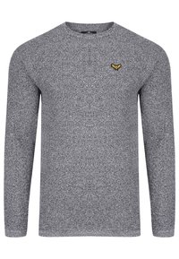 Grauer Langarmpullover mit strukturiertem Strickmuster und kleinem gelben Logo auf der linken Brust. Schlichter runder Halsausschnitt und gerippte Bündchen.