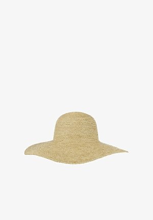 Naturstroh-Sonnenhut mit breiter Krempe, abgerundetem Kopfteil und gewebter Struktur, auf einem schlichten weißen Hintergrund präsentiert.