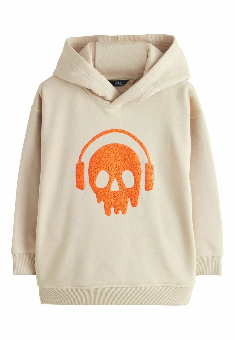 Sudadera beige con un gran gráfico de un cráneo naranja agrietado y auriculares. Cuenta con una capucha, puños acanalados y una textura suave de mezcla de algodón.
