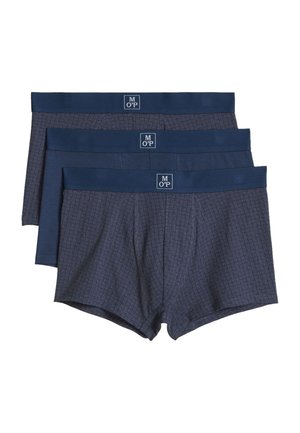 Tre paia di boxer da uomo blu scuro con motivi quadrati sottili e fasce in vita con marchio impilati insieme.