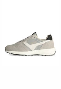 Sneaker sportivo grigio realizzato in un mix di materiali in suede e mesh, con una suola intermedia bianca, dettagli neri e chiusura con lacci.