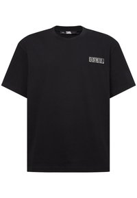 Černé bavlněné tričko s kulatým výstřihem, krátkými rukávy a malým bílým grafickým logem na levé straně hrudníku.