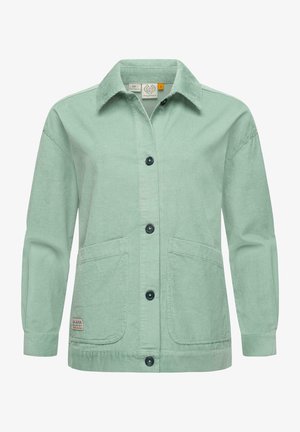 Chaqueta de pana verde menta con cierre de botones, dos bolsillos frontales y mangas largas. Presenta una tela texturizada y botones negros.