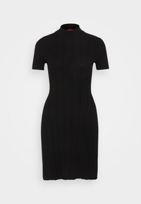 Robe noire à manches courtes côtelée en tricot avec un col montant et une silhouette ajustée sur fond blanc uni.
