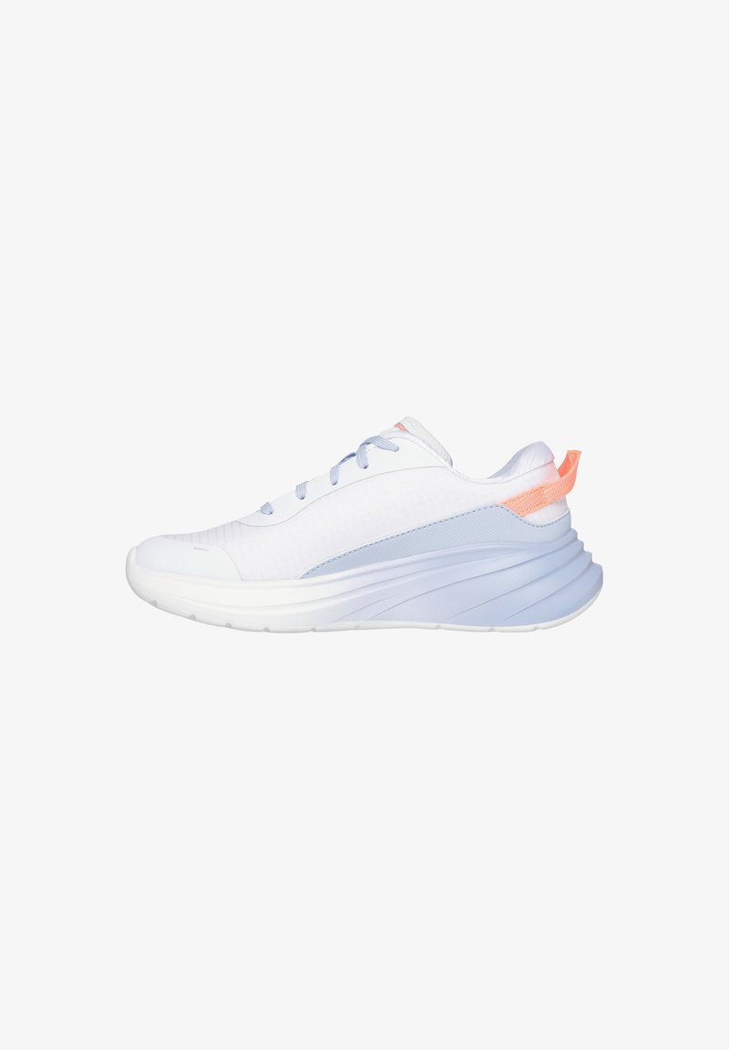 Sneaker sportivo bianco con intersuola e lacci azzurri, inserto arancione sul tallone e design minimalista su uno sfondo bianco.