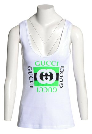 Biały bezrękawnik z prążkowanego materiału z zielono-czarnym logo Gucci nadrukowanym na środku, prezentowany na manekinie bez głowy.