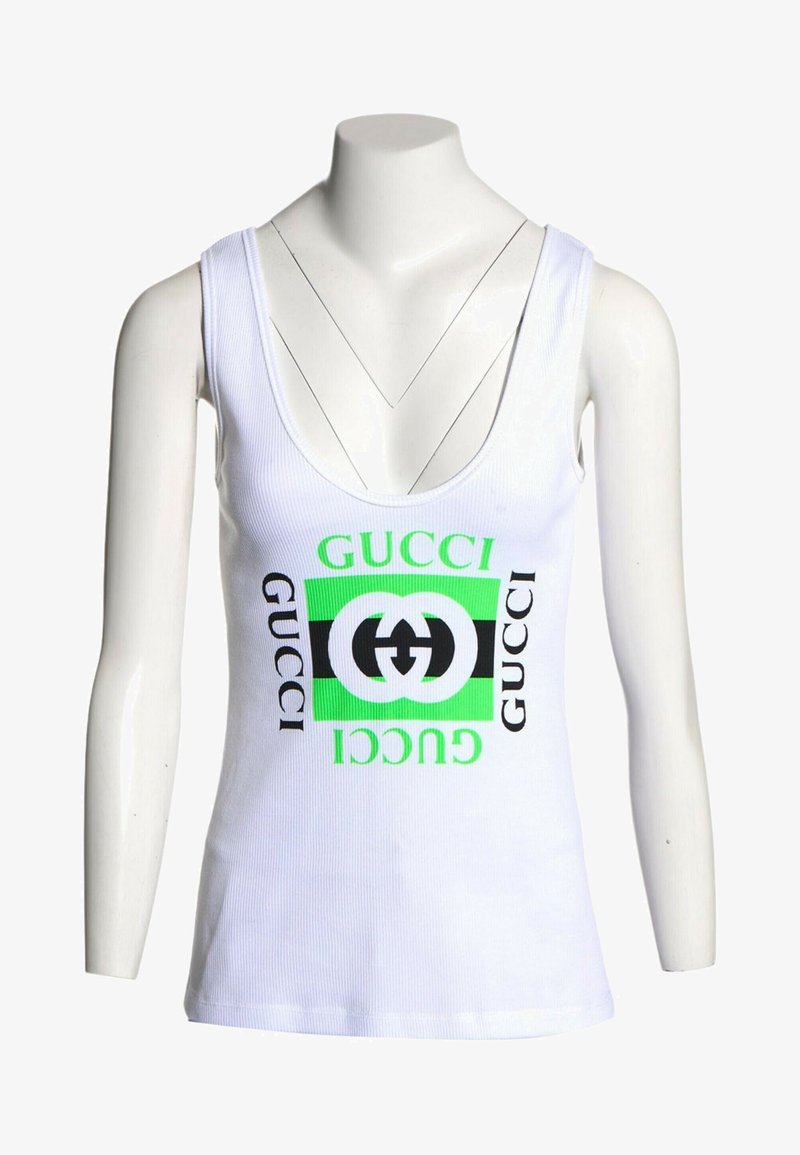 Débardeur blanc sans manches côtelé avec logo Gucci vert et noir imprimé au centre, présenté sur un mannequin sans tête.