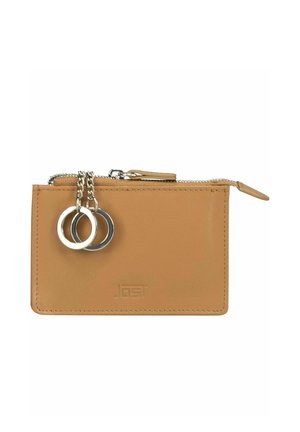 Tarjetero de cuero color canela con cremallera, dos llaveros de plata adjuntos con cadenas y bordes cosidos.