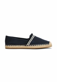 Marineblauwe canvas espadrille met een jute zool. Kenmerken zijn de rafelige rand en witte strepen. Logo geborduurd aan de zijkant. Platte, lage profielontwerp.