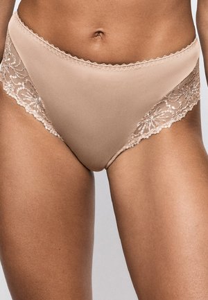 Beige damesondergoed met kanten bloemenpatronen aan de zijkanten, gedragen door een persoon die van taille tot halverwege de dij wordt getoond.