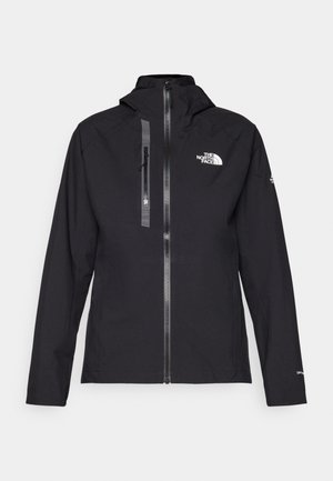 Czarna wodoodporna kurtka z kapturem, z zapięciem na zamek i detalem z logo na piersi. Posiada elegancką, gładką teksturę oraz minimalistyczny design.