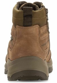 Botas de tobillo impermeables marrones con parte superior de cuero texturizado, cuello de tela resistente y cierre de cremallera para una fácil colocación. Suela de goma para un buen agarre.