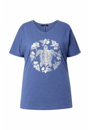 Blaues T-Shirt mit kurzen Ärmeln, rundem Halsauschnitt und einem weißen Motiv einer Meeresschildkröte, die von Blumen umgeben ist, auf der Vorderseite.