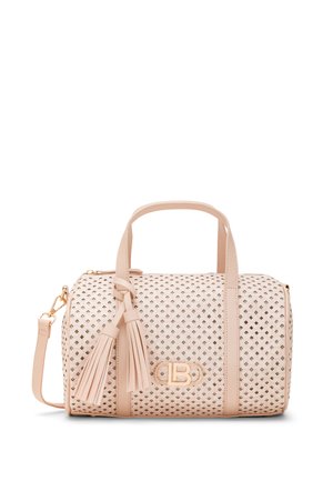 Borsa beige con motivo traforato a griglia, due manici, tracolla removibile, dettagli con nappine e logo dorato sul davanti.