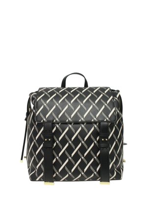 Zaino nero con motivo a griglia diagonale bianca, patta frontale, due cinghie verticali nere e manico superiore.