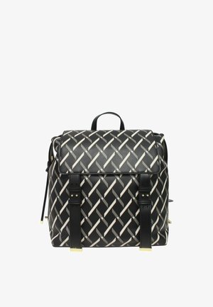 Zaino nero con motivo a griglia diagonale bianca, patta frontale, due cinghie verticali nere e manico superiore.