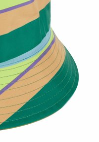 Cappello a secchiello in verde, beige e righe pastello. Realizzato in tessuto con una texture liscia. Presenta bordi cuciti e una larga visiera.
