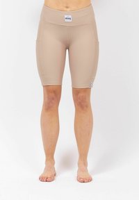 Beige high-waisted fietsshorts van ribstof, met zijzakken en een gladde textuur, met een logo-label op de tailleband.