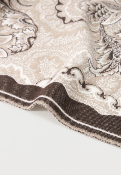 Tissu beige et marron à motif cachemire avec des dessins floraux et ornementaux, bordé d'une bordure marron foncé ornée de bandes blanches.