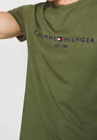 Tommy Hilfiger T-shirt med print - dark green