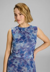 Ärmelloses Kleid in Blau- und Violetttönen mit plissierter Textur. Es hat einen runden Ausschnitt und ein tailliertes Oberteil, das sich an der Taille ausstellt.