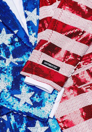 Blazers de lentejuelas en azul con estrellas blancas y rojos con rayas blancas. Ambos presentan una textura similar a la satén y el logo "SUITMEISTER" en la manga.
