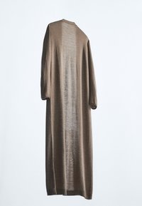 Abito lungo marrone realizzato in tessuto leggero, con taglio dritto, maniche lunghe e una leggera lucentezza. Nessun fermo o motivo visibile.