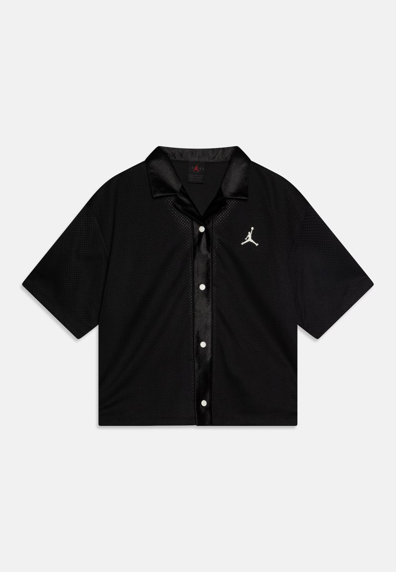 Camicetta nera a maniche corte in tessuto mesh, con colletto in satin e bottoni frontali. Presenta un logo Jordan bianco sul lato sinistro del petto.