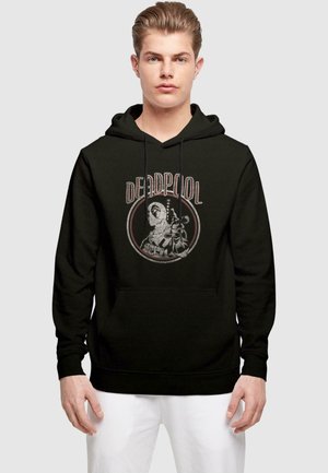 Svart hettegenser med et grafisk trykk av en karakter med teksten "DEADPOOL." Materialet ser mykt ut, med en frontlomme og snor i hetta.
