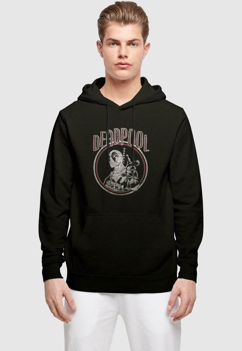 Svart hettegenser med et grafisk trykk av en karakter med teksten "DEADPOOL." Materialet ser mykt ut, med en frontlomme og snor i hetta.