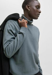 Jack & Jones BASIC ROLL - Striktrøje - stormy weather