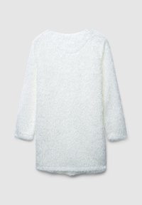 Maglione bianco a maniche lunghe, morbido e peloso, con colletto rotondo e una texture soffice. Presenta una vestibilità comoda e un orlo leggermente curvo.