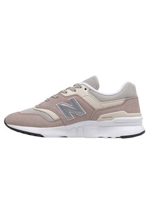 Zapatilla New Balance en gris claro y beige con parte superior de ante y malla, logo "N" gris, entresuela blanca y suela exterior negra, vista lateral.