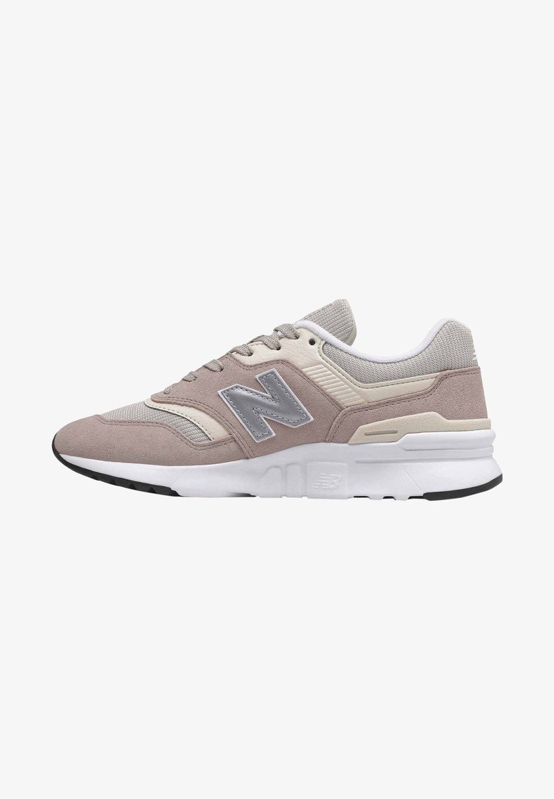 Baskets New Balance gris clair et beige avec dessus en suède et mesh, logo "N" gris, semelle intermédiaire blanche et semelle extérieure noire, vue de côté.