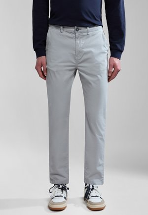 Lichtgrijze katoenbroek met een slim fit, voorzien van een knoopsluiting en zijzakken. Gecombineerd met witte sneakers met navy accenten.