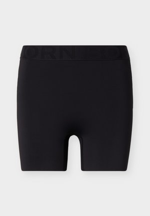 Črne oprijete kolesarske kratke hlače z širokim pasom, na katerem je subtilno izpisan blagovni znak, prikazane na enostavni svetli podlagi.