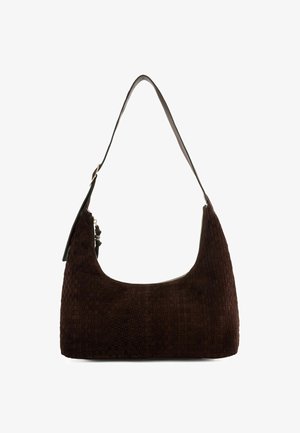 Sac à bandoulière en suède brun avec un motif tissé texturé, une forme arrondie et une seule sangle en cuir noir. Comprend une ouverture zippée.