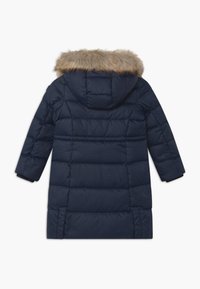 Námořnická modrá péřová bunda s kapucí zdobenou kožešinou, prošívaný design, dlouhé rukávy a postranní rozparky pro snadný pohyb.