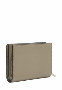 Beżowy skórzany portfel o gładkiej fakturze, z projektem w formie dwukrotnego złożenia oraz kontrastowym przeszyciem. Zawiera mały srebrny akcent wzdłuż krawędzi.