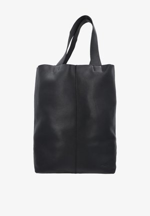 Bolso tote de cuero negro con dos correas para el hombro y una textura suave, que presenta una sutil costura vertical en el centro.