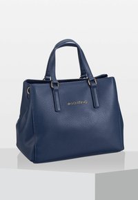 Mörkblå läderhandväska med texturerad yta, strukturerad form, dubbla korta handtag och detaljer i guldton på framsidan.
