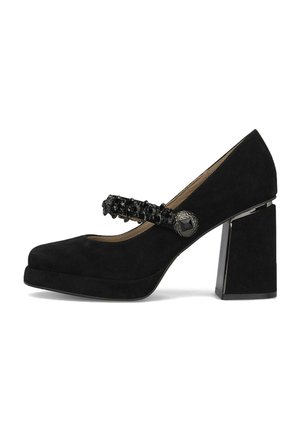 Zapato Mary Jane de ante negro con tacón alto y grueso y tira decorativa con cuentas sobre el empeine asegurada con una hebilla grande y redonda.