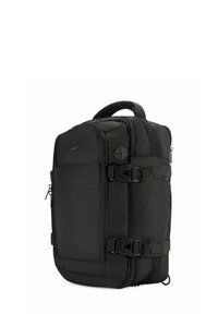 Czarny plecak wykonany z wytrzymałego materiału, posiadający prostokątny kształt, dwa zamki błyskawiczne, regulowane szelki oraz plastikowe klamry po bokach.