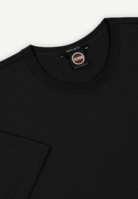 Schwarzes T-Shirt mit Rundhalsausschnitt und Colmar Originals Etikett am Innenseitenkragen, das eine reguläre Passform anzeigt.