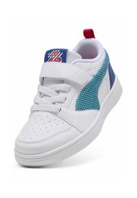 Valged tennisajad siniste ja teal'roheliste võrguga aktsentidega, millel on polsterdatud krae, takjapael ning auguline varvas hingavuse tagamiseks.