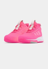 Scarpe sportive rosa acceso con una texture liscia, dettagli bianchi, suola flessibile e linguette nella zona della lingua per facilitarne la calzata.