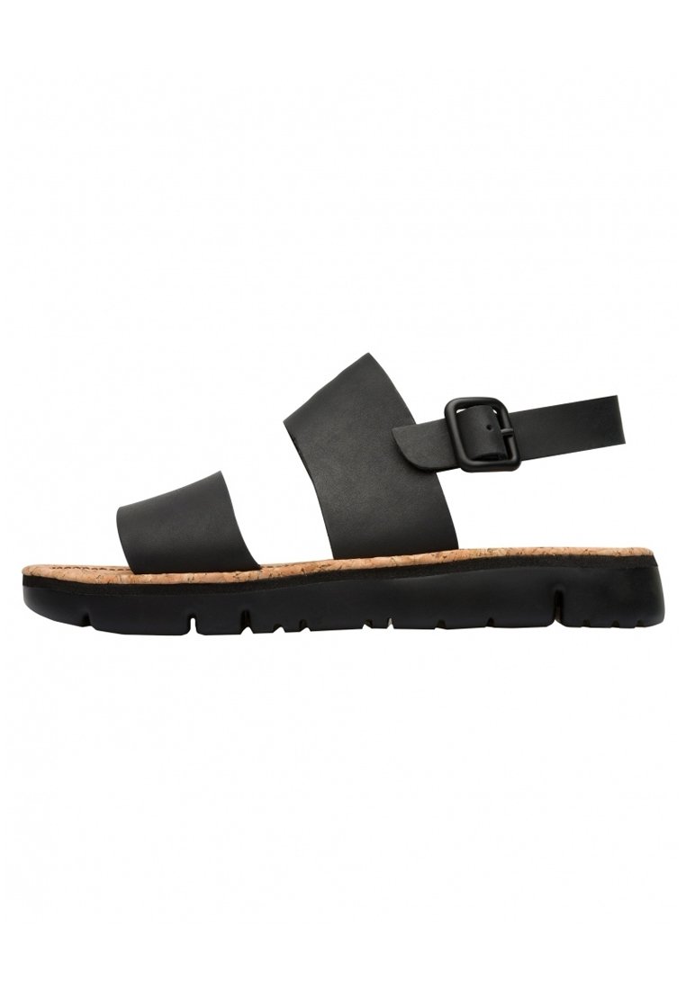 Svarta sandaler med en korkfotbädd och en gummisula. Har två breda remmar och ett justerbart spänne för en säker passform.