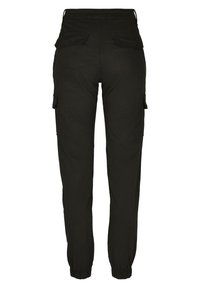 Pantalon cargo noir avec poignets élastiques et poches à rabat à l’arrière et sur les côtés, vu de dos sur un fond uni.