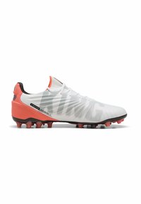 Botín de fútbol blanco con una parte superior texturizada, que presenta un gran logotipo gris "KING", acentos naranjas en el talón y ojales, y suela negra.