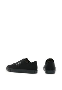 Schwarze Leinensneaker mit runder Zehe, weißen Logo-Details und schwarzer Gummisohle. Verfügt über sechs Ösen und flache Schnürsenkel. Glatte Textur.